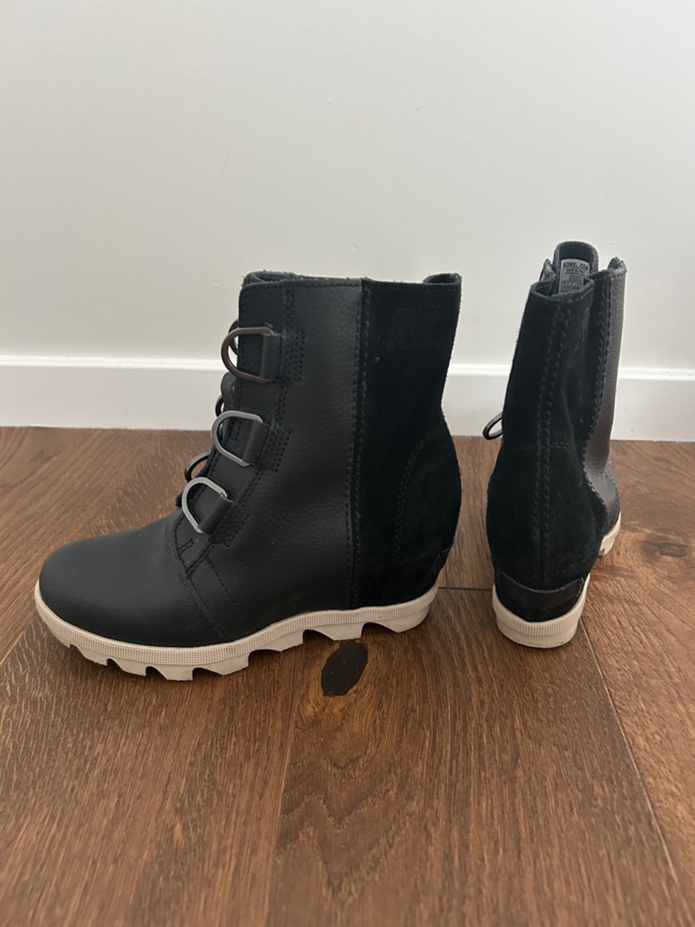 Black Sorel Joan of Arctic Lace-Up Ankle Boots with Contrasting Sol size girls 2